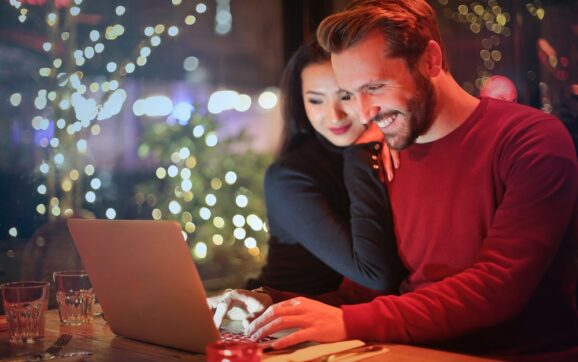 Cadouri pentru cuplu: idei inedite la un click distanță