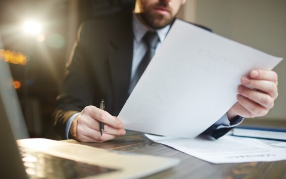 Avocat de drept comercial: cum il alegi si in ce situatii ai nevoie de el