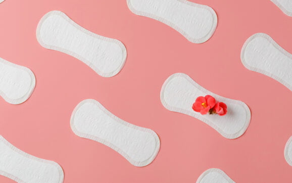 Crampele menstruale nu îți pun pe stop viața! Află cum scapi de ele