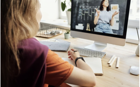 Ești un adolescent curios și dornic de a învăța lucruri noi? Iată 5 motive pentru care ar trebui să studiezi limba engleză