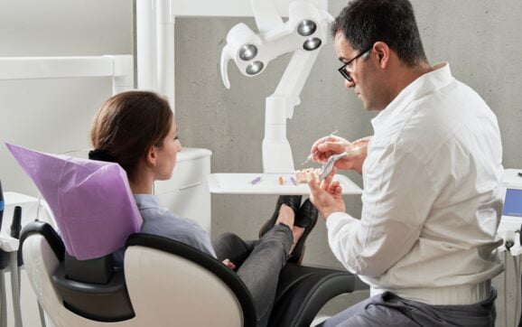 Implant dentar vs. proteze: avantaje și dezavantaje