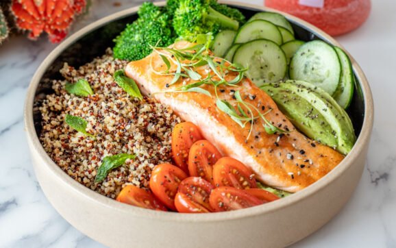 Quinoa – tipuri, beneficii, rețete. Cum poți include quinoa în alimentație și cum te ajută în diete?
