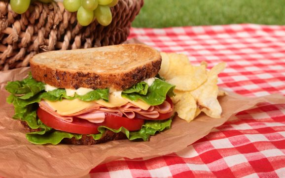Gustări perfecte pentru picnic: idei simple și delicioase