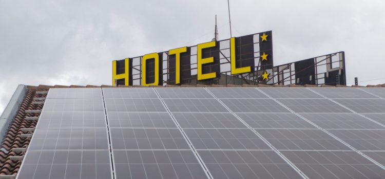 Cum pot hotelurile să reducă amprenta de carbon?